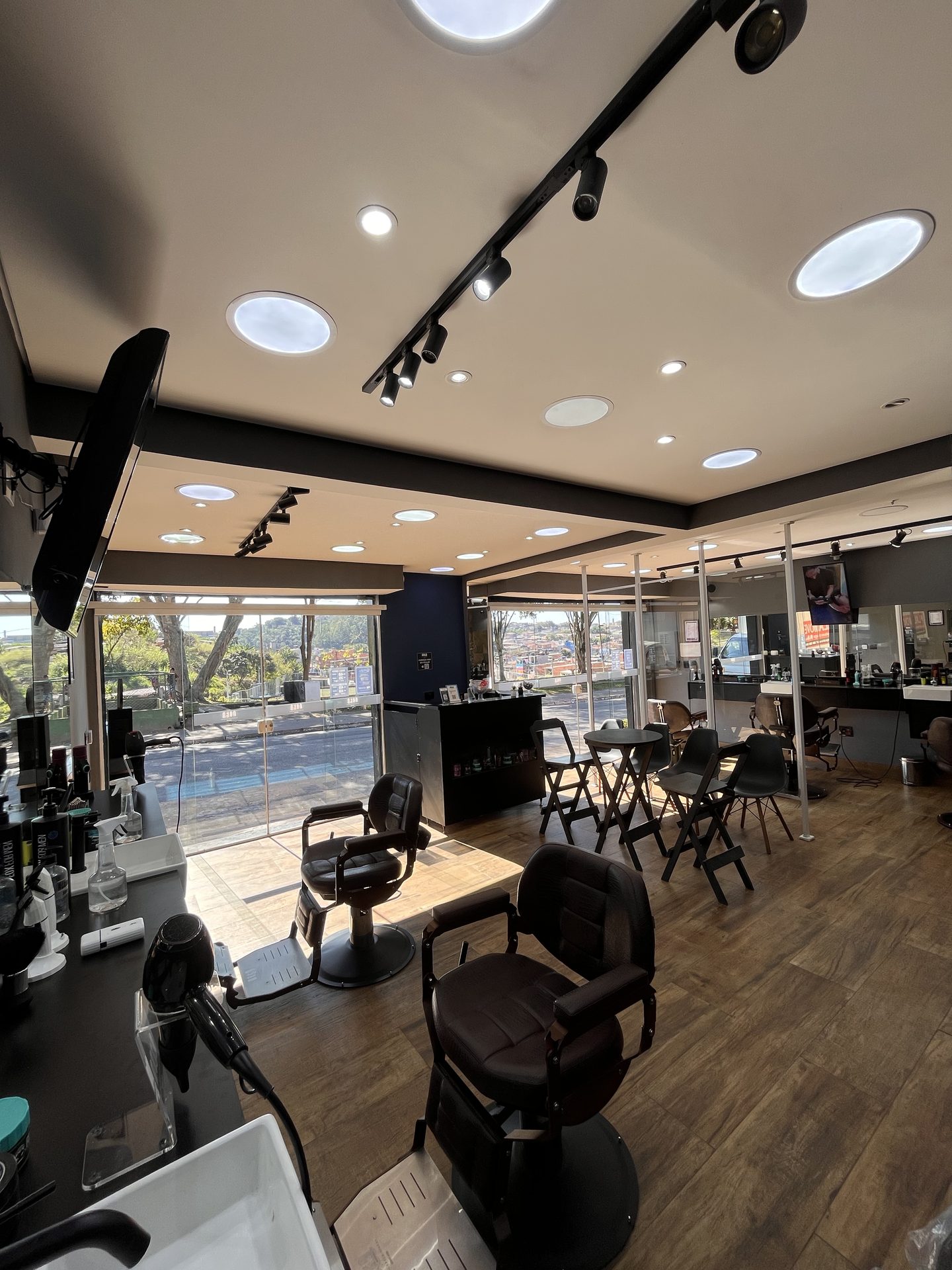 Salão amplo e iluminado da barbearia
